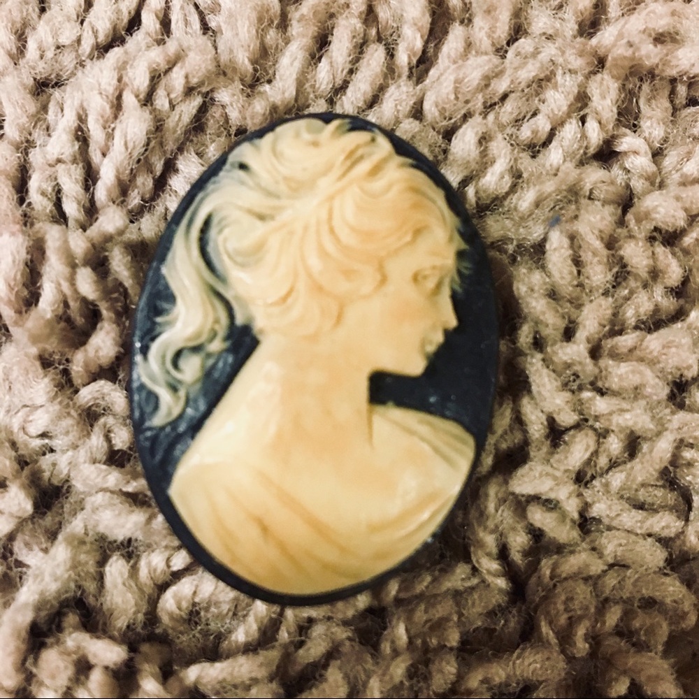 💙 Vintage Cameo Brooch 💙
